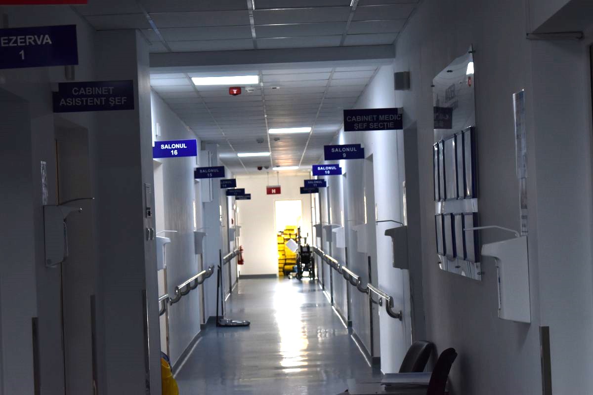 TREI medici tineri angajați la Spitalul Județean pe o specialitate deficitară