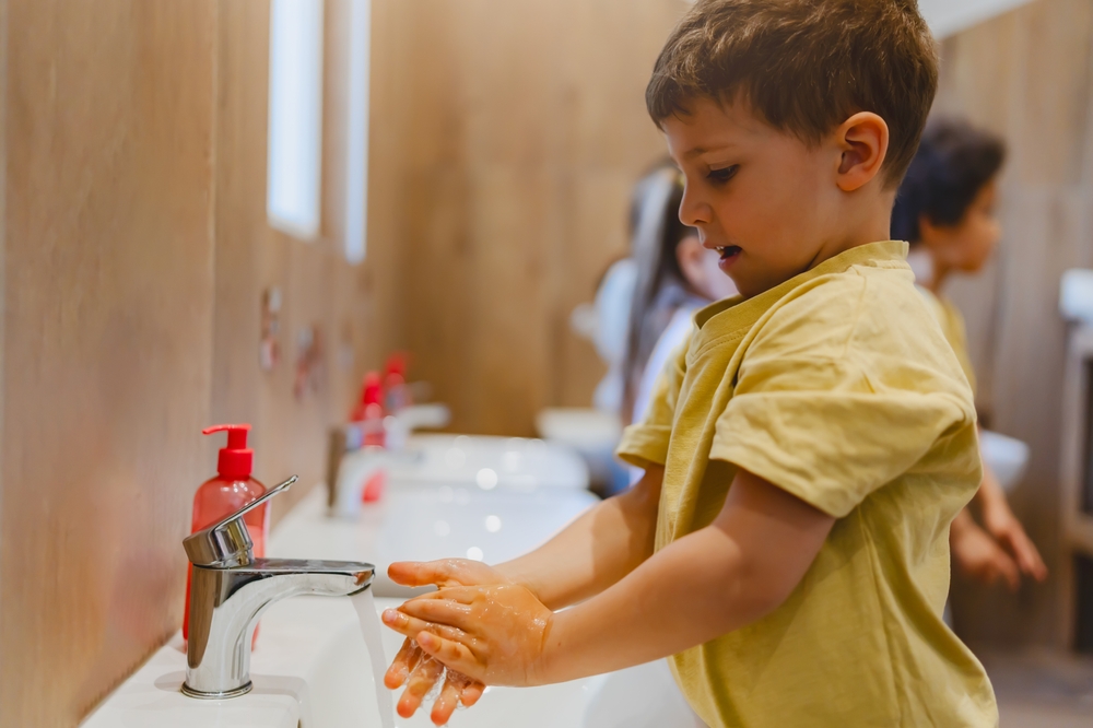 Spălarea mâinilor, esențială pentru copii: Previne boli grave și reduce infecțiile