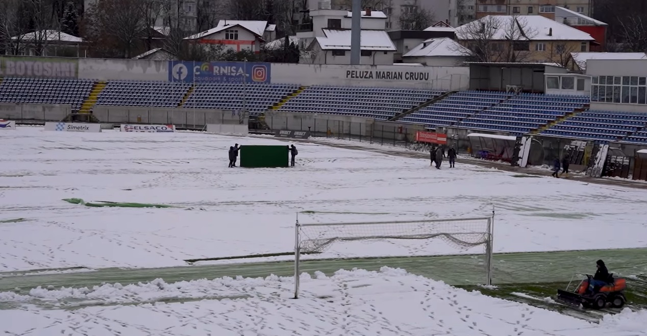Se muncește intens pe Stadionul Municipal, zăpada dată de pe teren înainte de marele meci - VIDEO