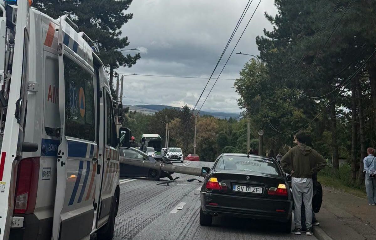 Stâlp  căzut peste o mașină după un accident: o femeie de 45 de ani a ajuns la spital