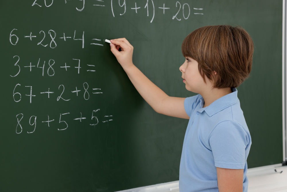 „Dacă are 9 sau 10 în catalog, cum poate să nu fie la nivelul avansat?” Ce a descoperit o învățătoare când a evaluat elevii după noile standarde, care intră în vigoare de luni
