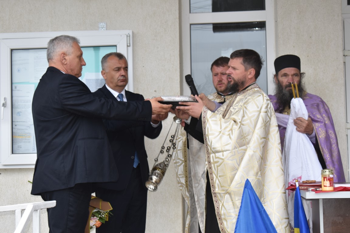 CLIPUL ZILEI: Părintele Ionuț Găină de la Parohia din Vlădeni Deal la sfințirea statuii lui Ștefan cel Mare 