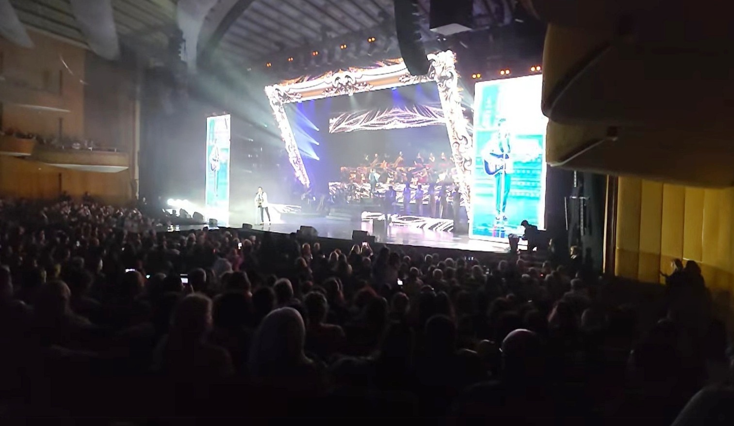 Concertul Filarmonicii Botoșani cu Ștefan Bănică, în Ajun de Crăciun la Antena 1: Toată România cântă pe ritmul sărbătorii – VIDEO 