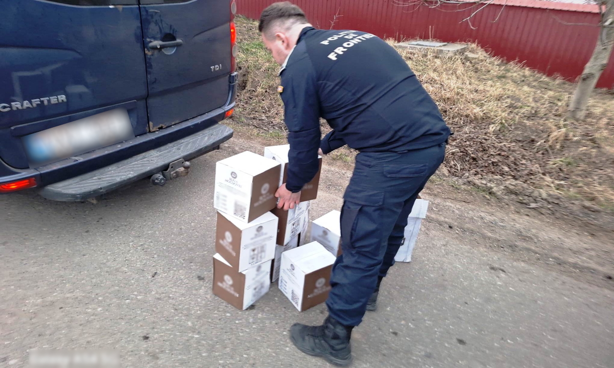 Coniac și alte „minunății” în două microbuze, șoferi amendați de polițiști 