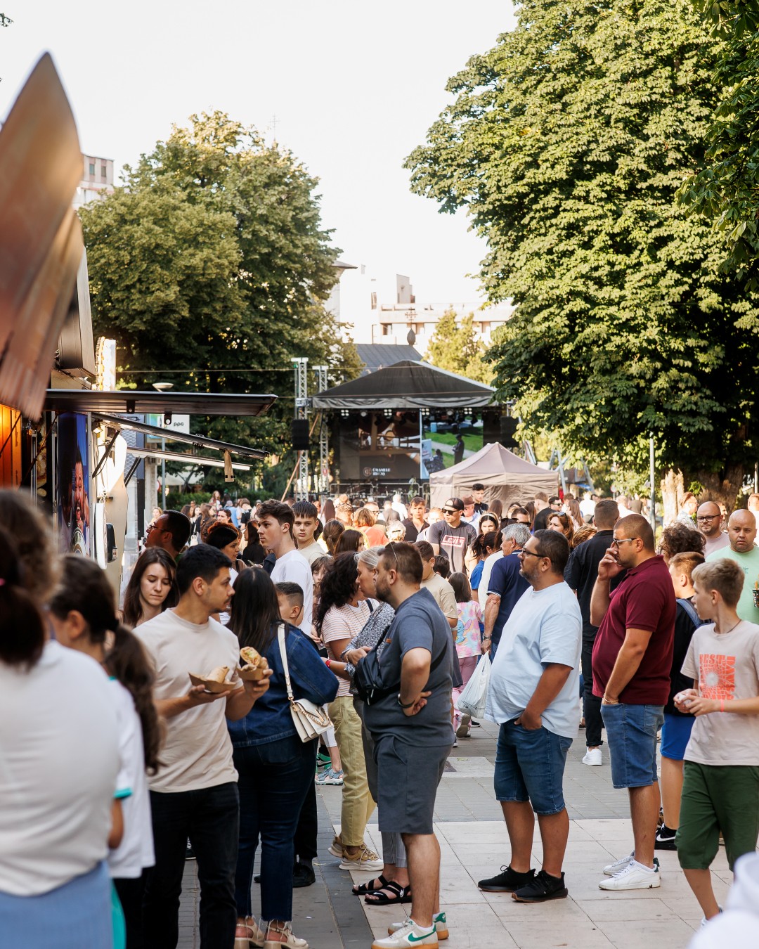 Street FOOD Festival revine la Botoșani cu o ediție aniversară și un show de drone în premieră, între 27 și 30 august pe Pietonalul Unirii! 