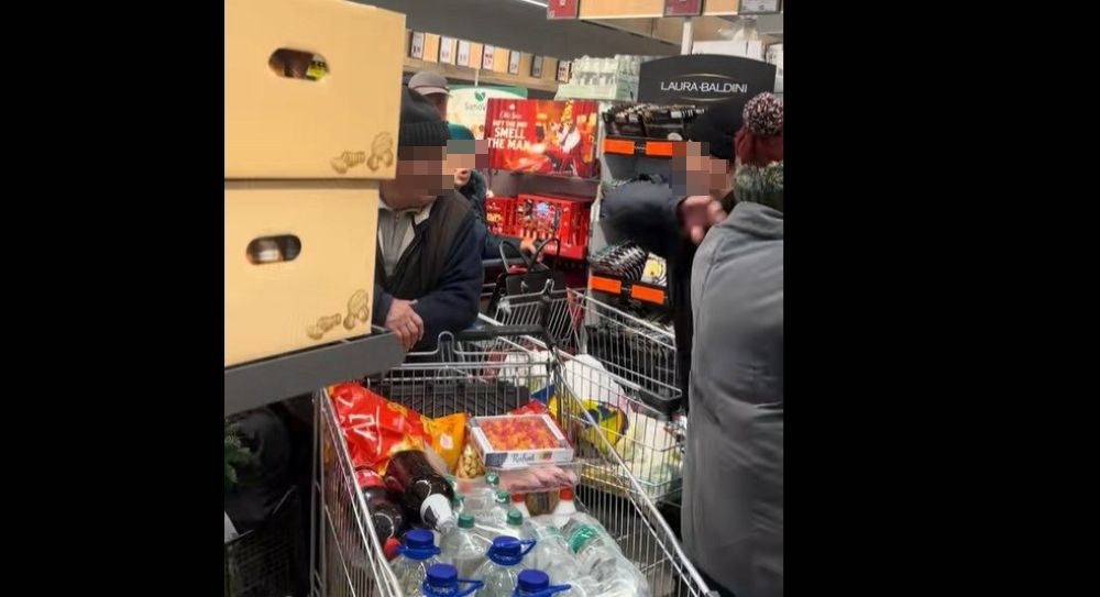 Scandal monstru între clienți într-un supermarket: Dacă îți trag una – VIDEO 