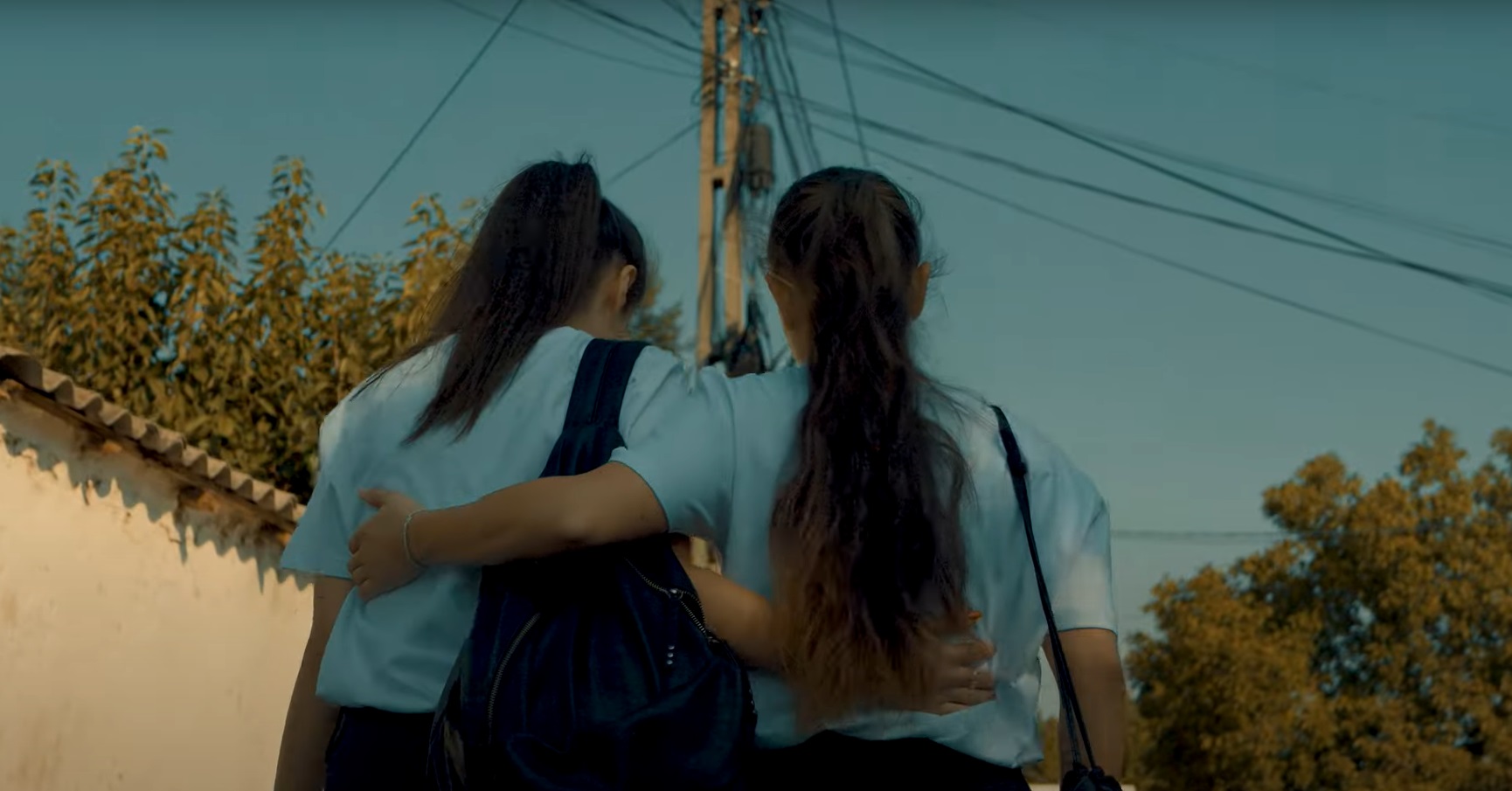 Artista celebră din Botoșani care revine pe scena muzicală cu o nouă piesă: Un tribut adus legăturii puternice dintre surori