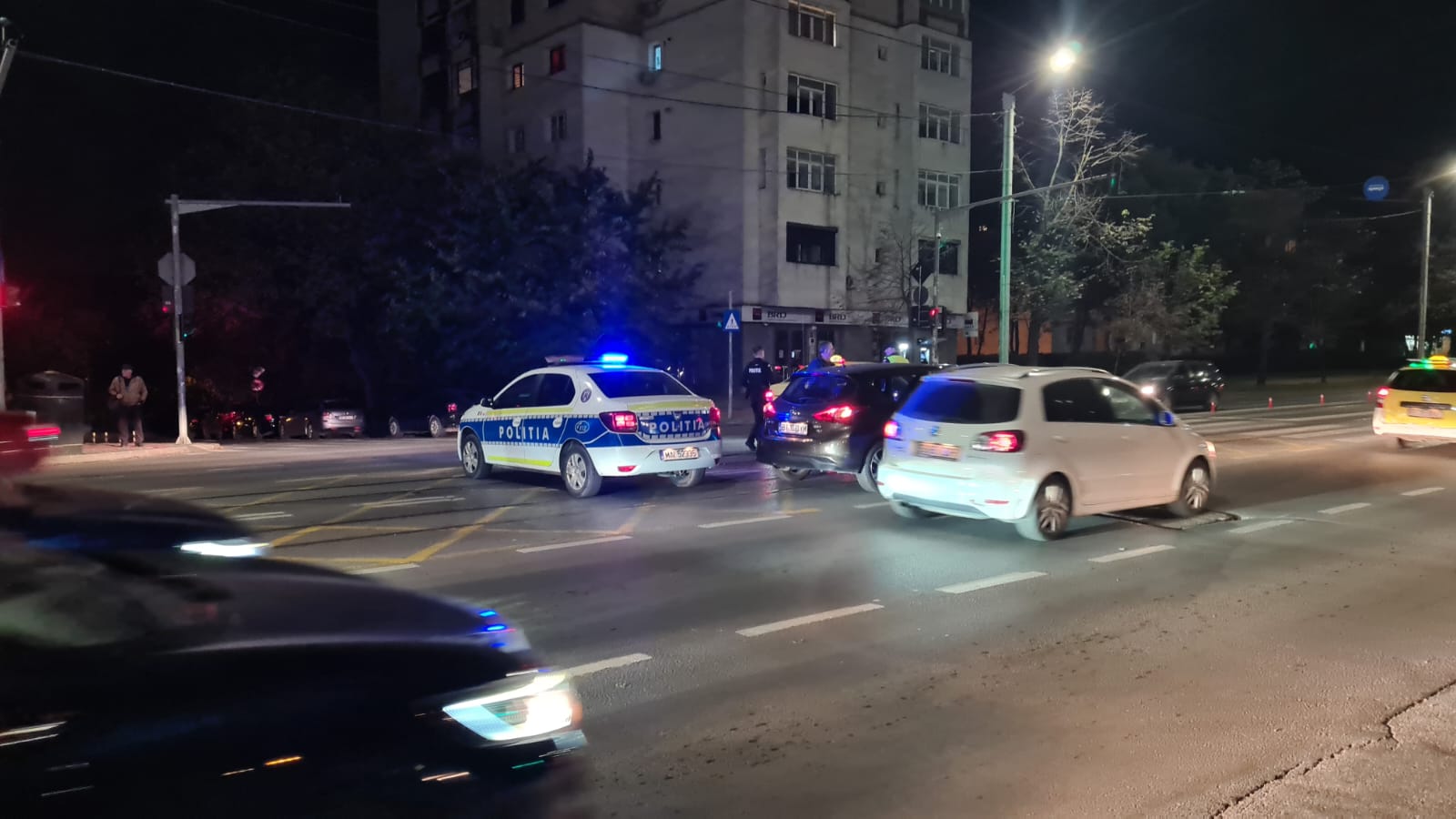 Tamponare puternică între un șofer din Botoșani și un taximetrist într-o intersecție din Iași