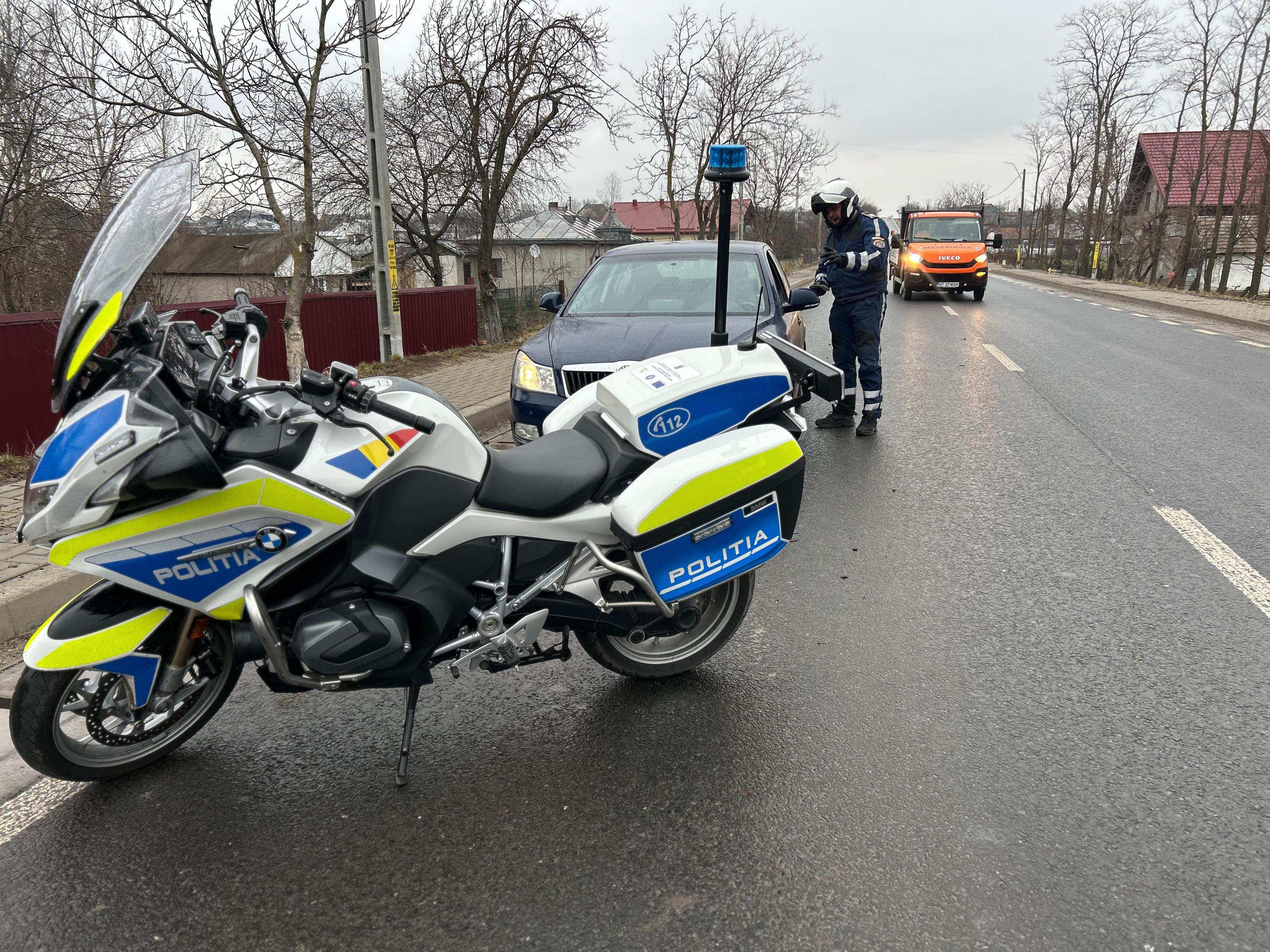 Chiar sub ochii polițiștilor! Tânăr amendat și lăsat fără permis după o depășire care era să producă o nenorocire pe șosea - VIDEO 
