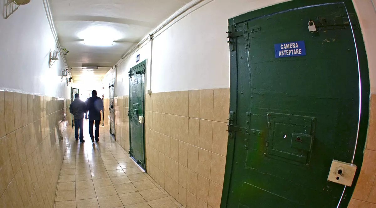 tanar bagat dupa gratii la botosani .