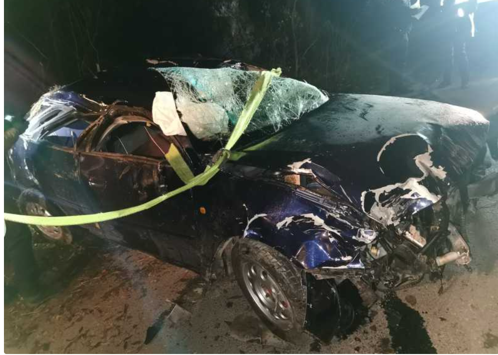 Un tânăr de 20 de ani a murit după ce a plonjat cu mașina într-o râpă