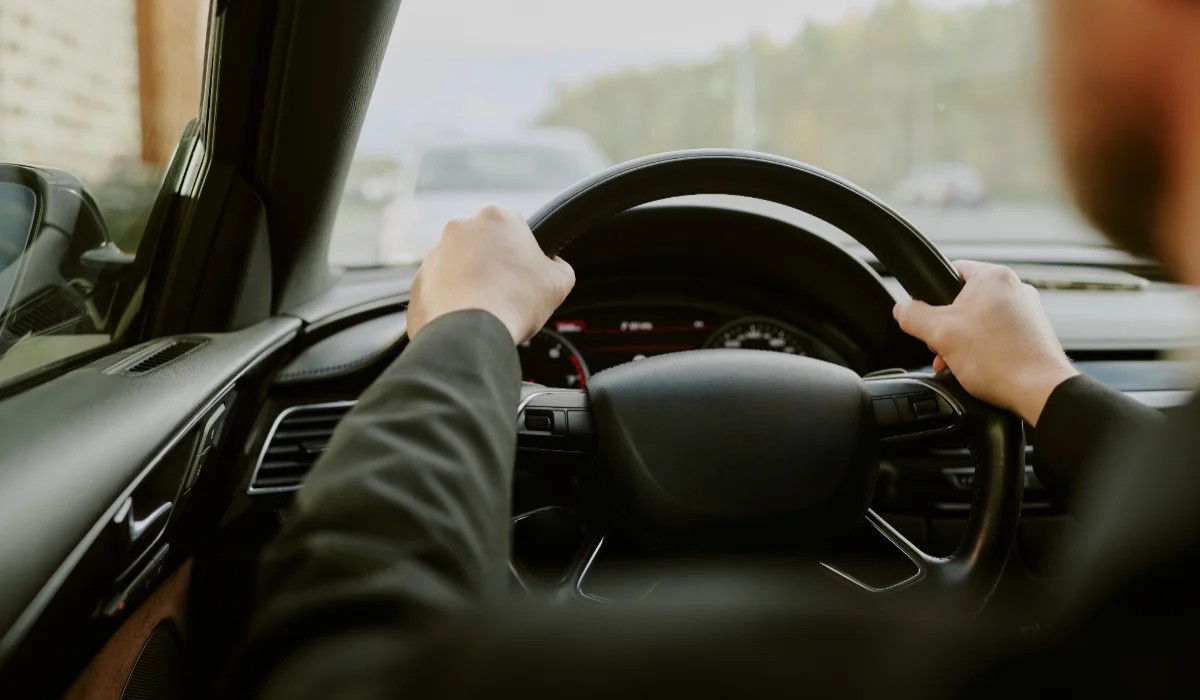 tanar fara permis prins la volan in trafic.