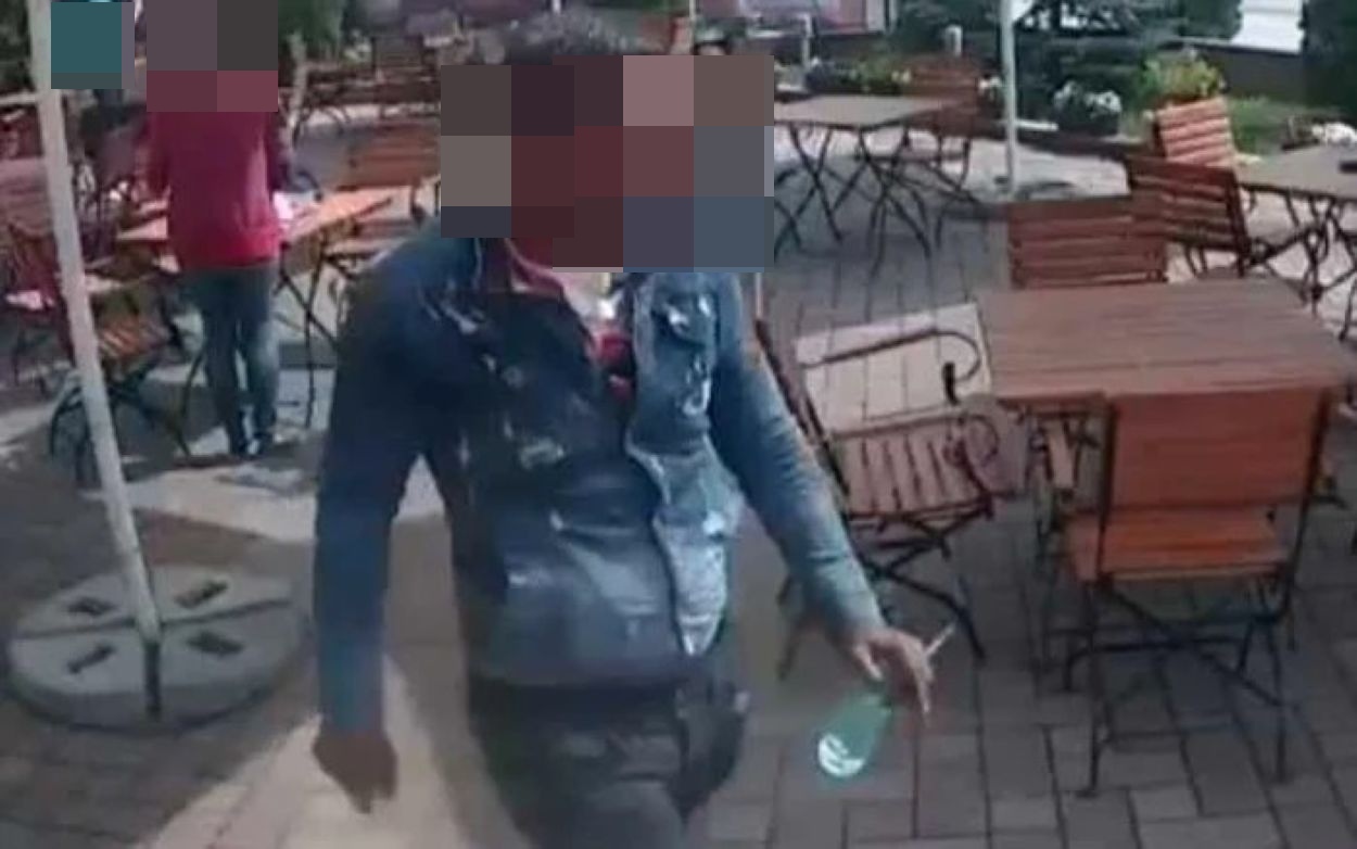 tanar gasit la terasa unui bar