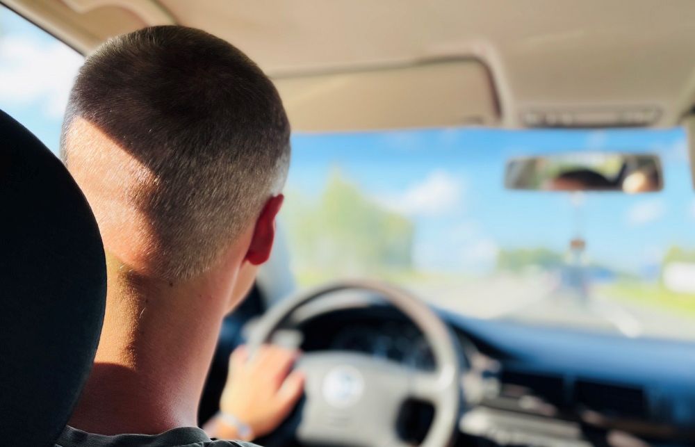 Necaz pentru un tânăr care s-a urcat la volan și s-a întâlnit cu polițiștii 