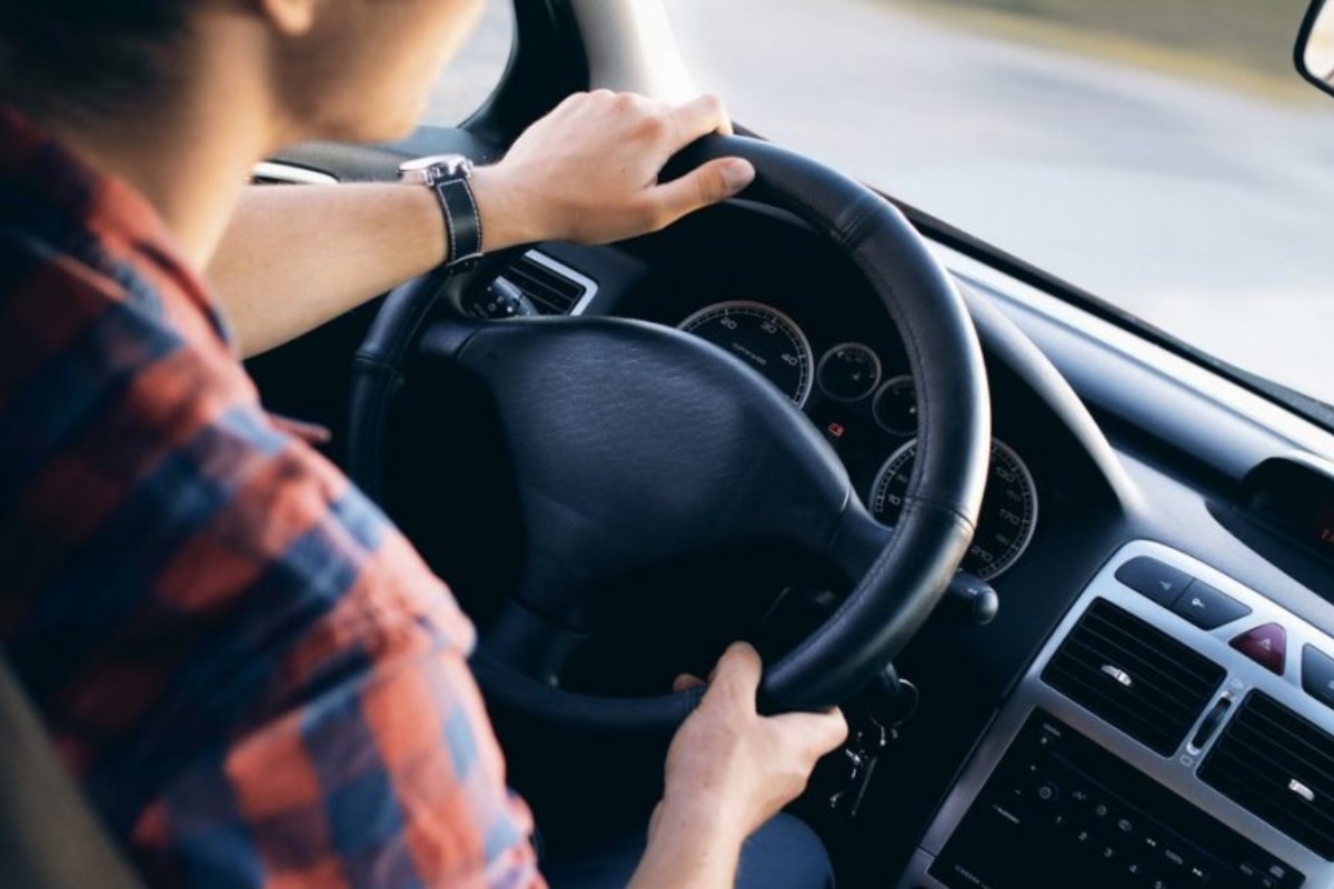 Tânăr cu dosar penal după o depășire în trafic  - CE au mai descoperit polițiștii la control 