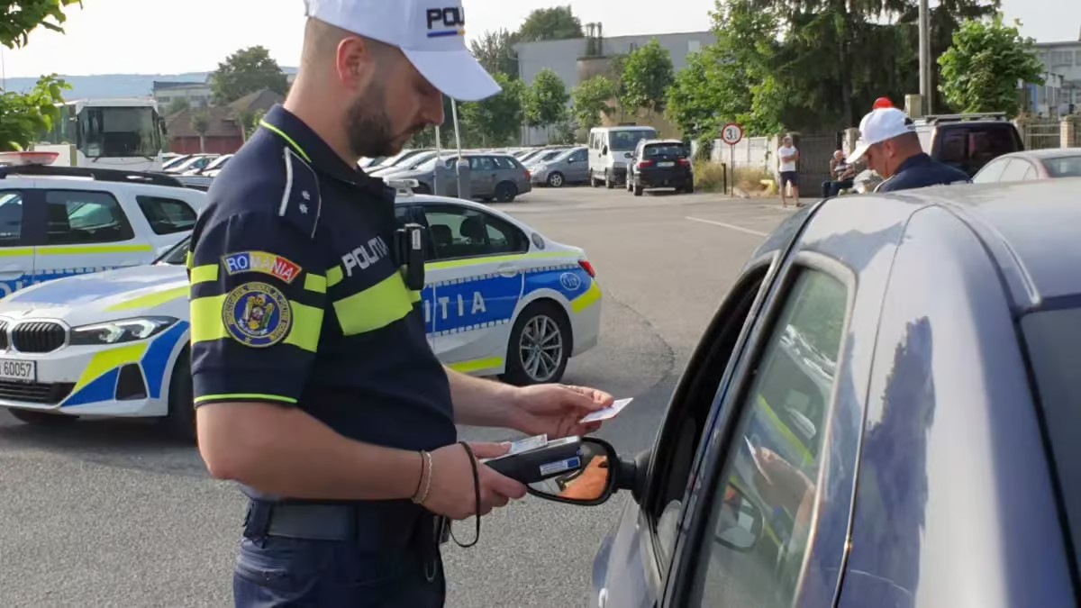 tanar oprit de politie.j