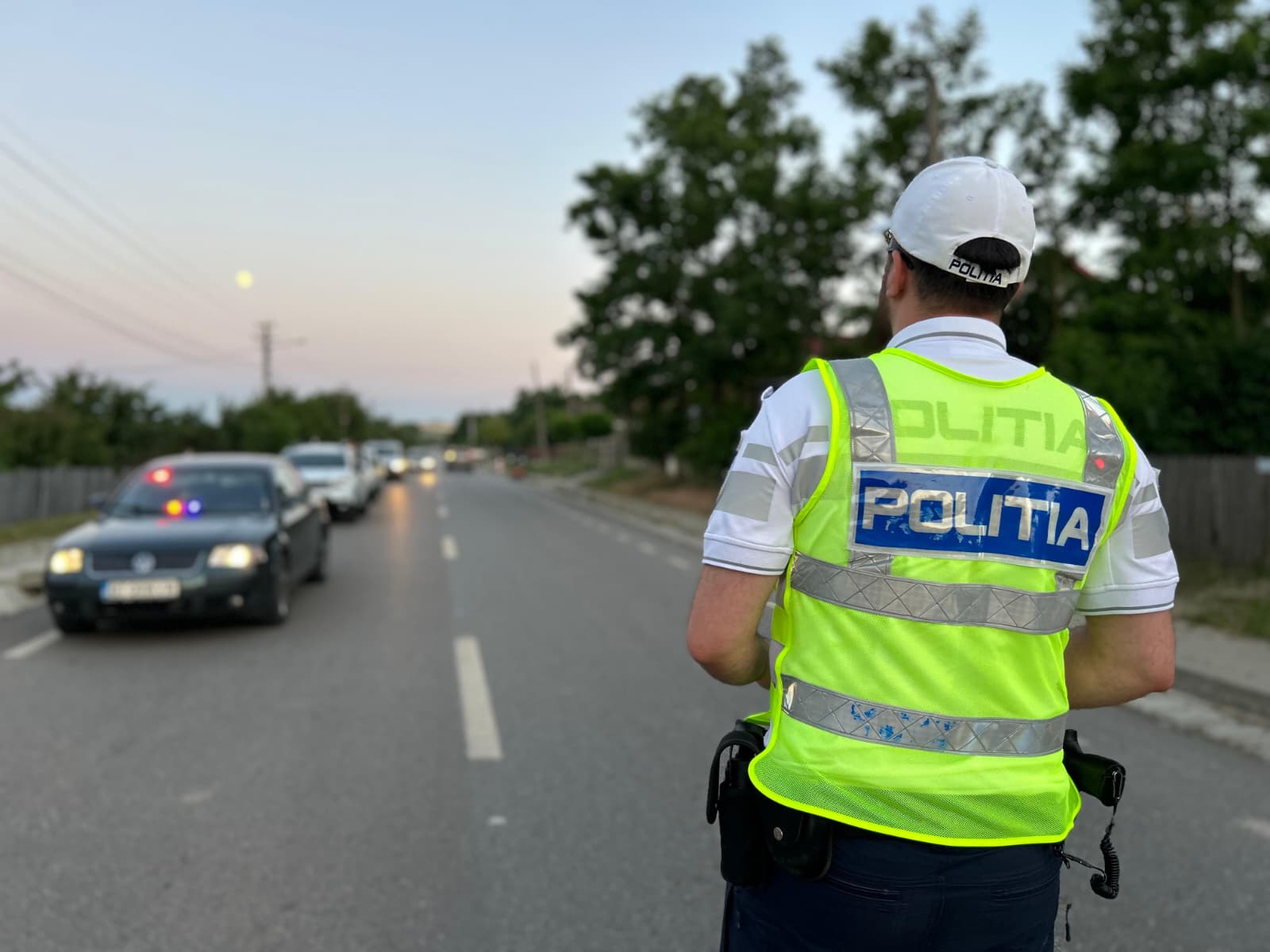 Un tânăr vitezoman a făcut o depășire riscată chiar în fața Poliției – VIDEO ce a pățit 