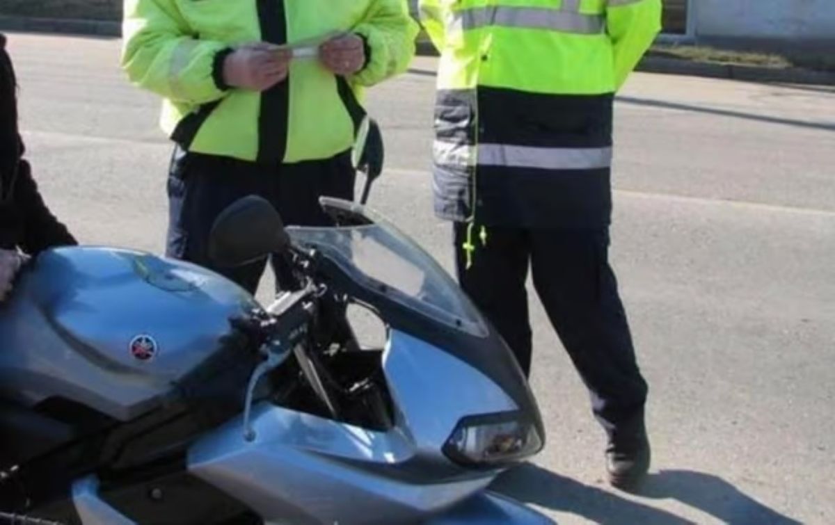 tanar pe motocicleta oprit la control