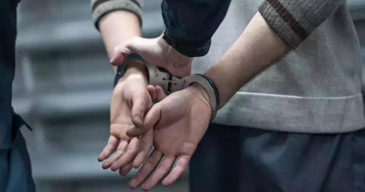 tanar retinut de politisti.
