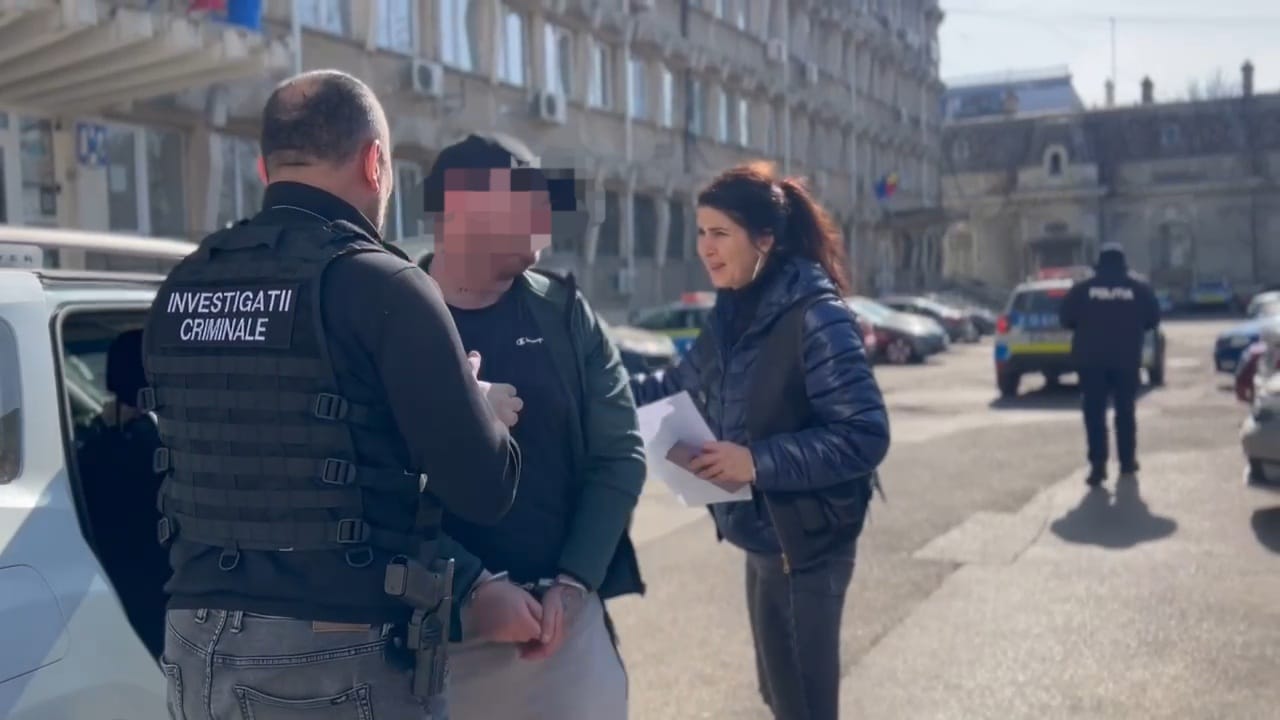 PERCHEZIȚII la Botoșani: Tânăr acuzat că a furat 2.500 de lei dintr-o mașină și a distrus tot ce i-a ieșit în cale – VIDEO