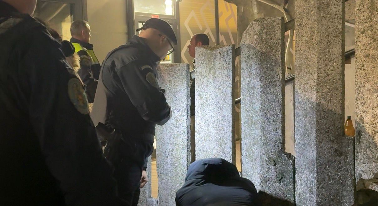 Lovitură dată în miez de noapte: Adolescent de 17 ani, reținut după un furt dintr-un magazin 