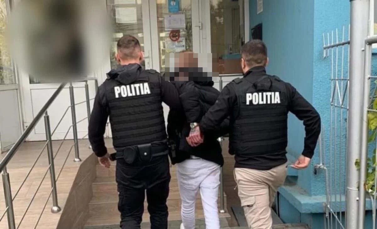 Tânăr încătușat de polițiști după un scandal monstru în familie  