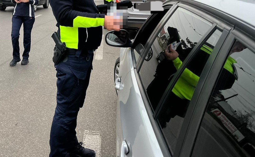 Un tânăr care s-a „visat” șofer a fost scos forțat dintr-o mașină buclucașă 