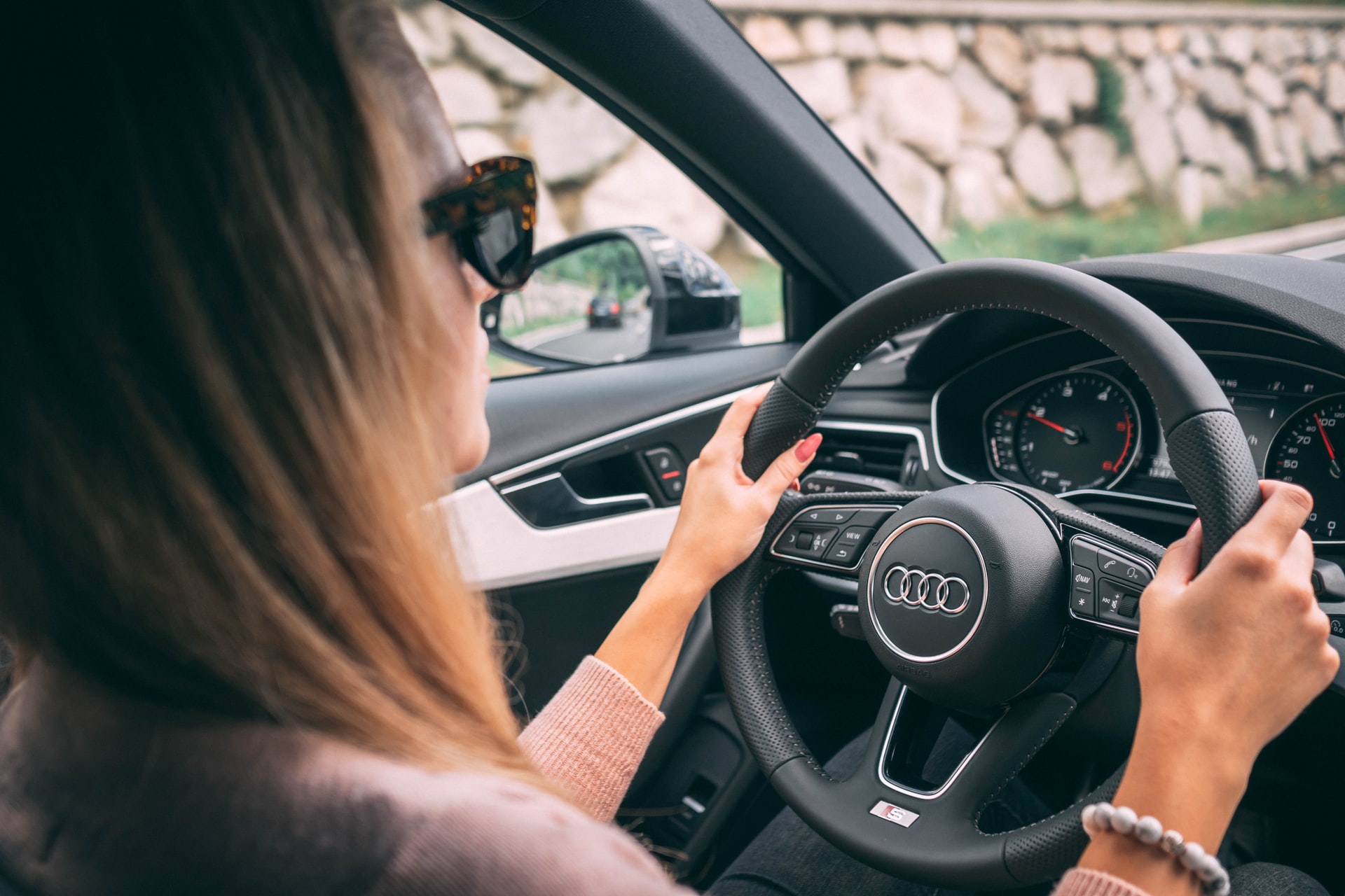 Cât tupeu! Tânără cu dosar penal după un control în trafic
