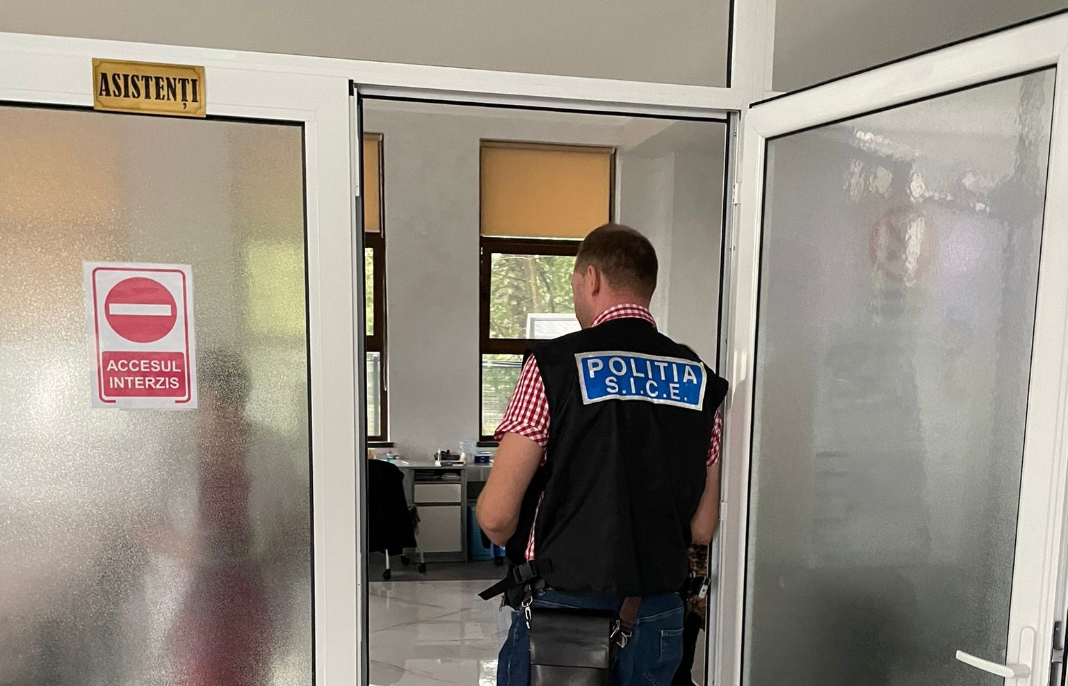 Asistentă falsă reținută de Poliție: Este bănuită că a furat din banii unor săraci