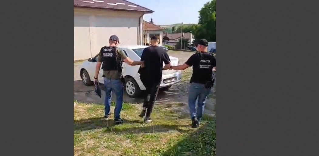 O fată stătea la pândă și doi tineri acționau: FILMUL spargerilor din magazine 