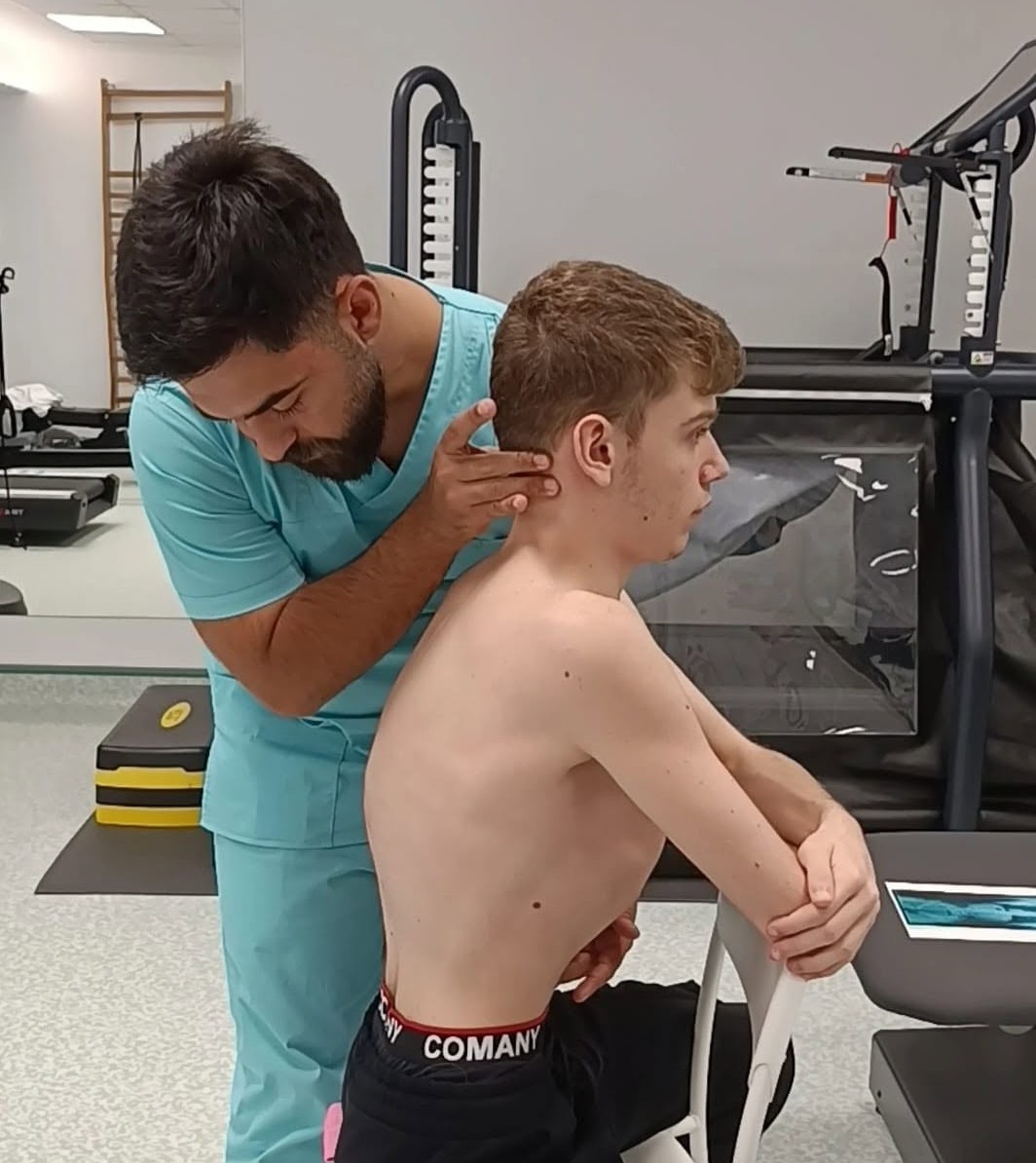 tanarul care are nevoie de operatie
