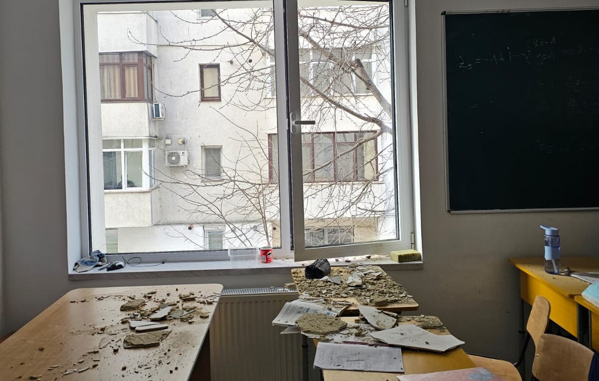 Directoarea de la „Eminescu”, reacție cu tavanul prăbușit: Școala nu mi-a fost mie predată, momentan Primăria răspunde de lucrare