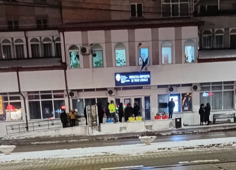 Primii botoșăneni s-au așezat la coadă la Taxe și Impozite cu noaptea-n cap