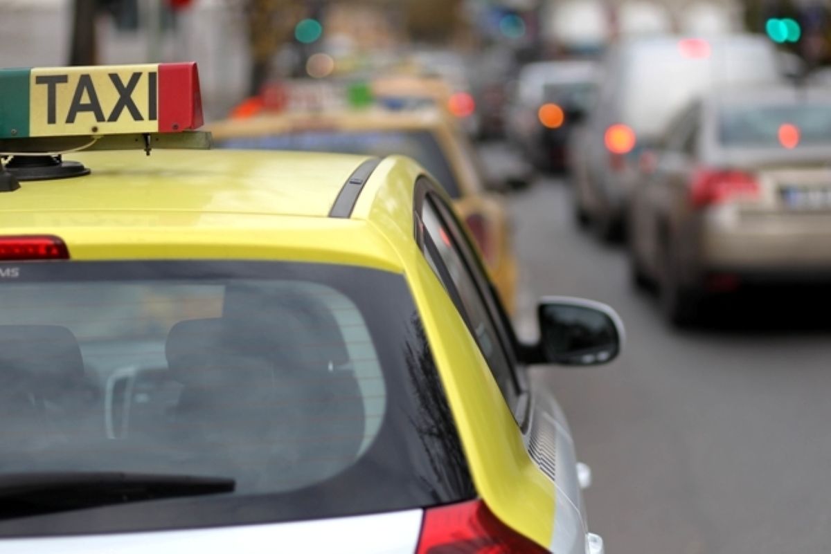 Taximetrist amendat cu 5.000 de lei, NU mai are voie șase luni să folosească mașina