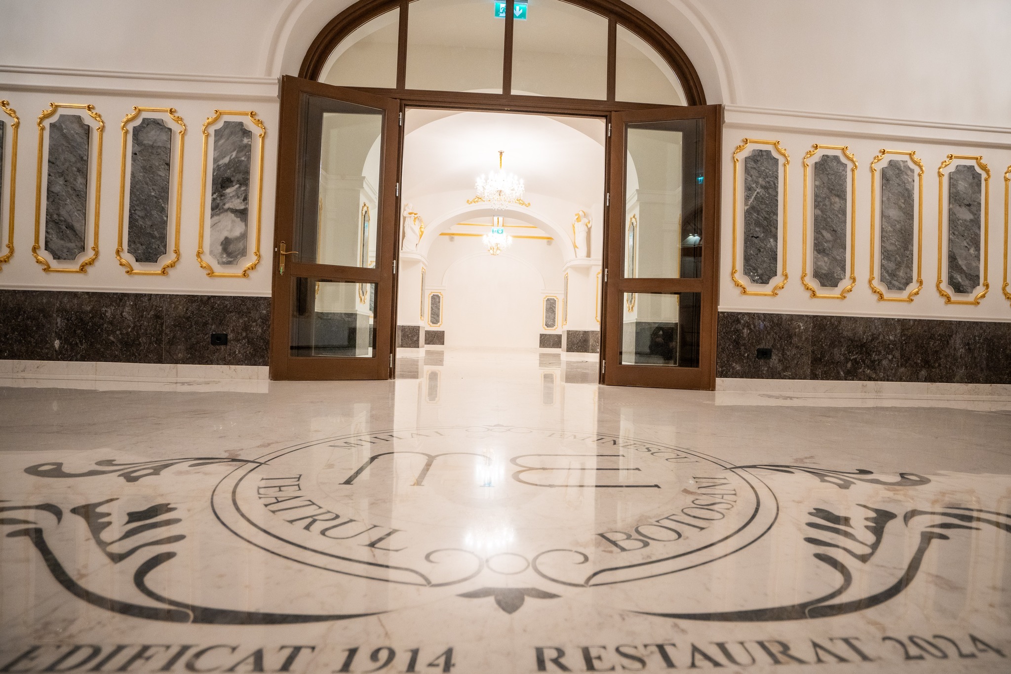 Elevi, profesori și un părinte de nota 10 premiați într-o gală organizată la teatru 