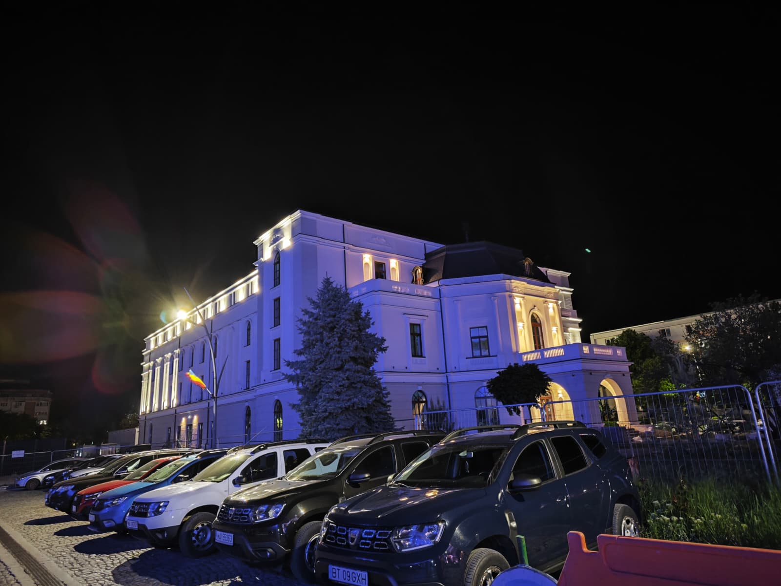 teatrul mihai eminescu la miezul noptii
