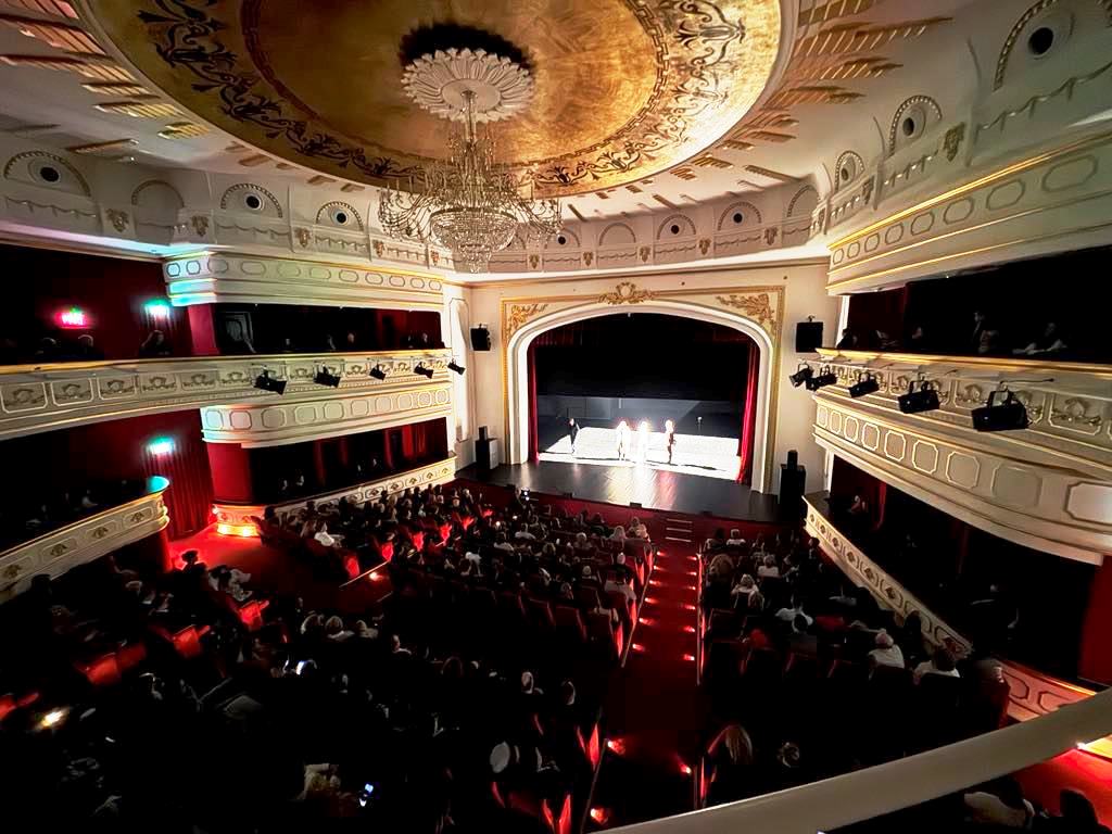 „Desculț în parc”: Premieră anunțată duminică la Teatrul „Mihai Eminescu”