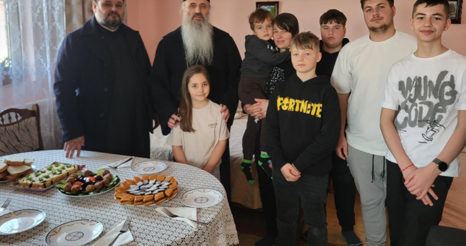 Cel mai iubit mitropolit: Teofan din nou printre botoșăneni, a mers la o văduvă cu cinci copii 