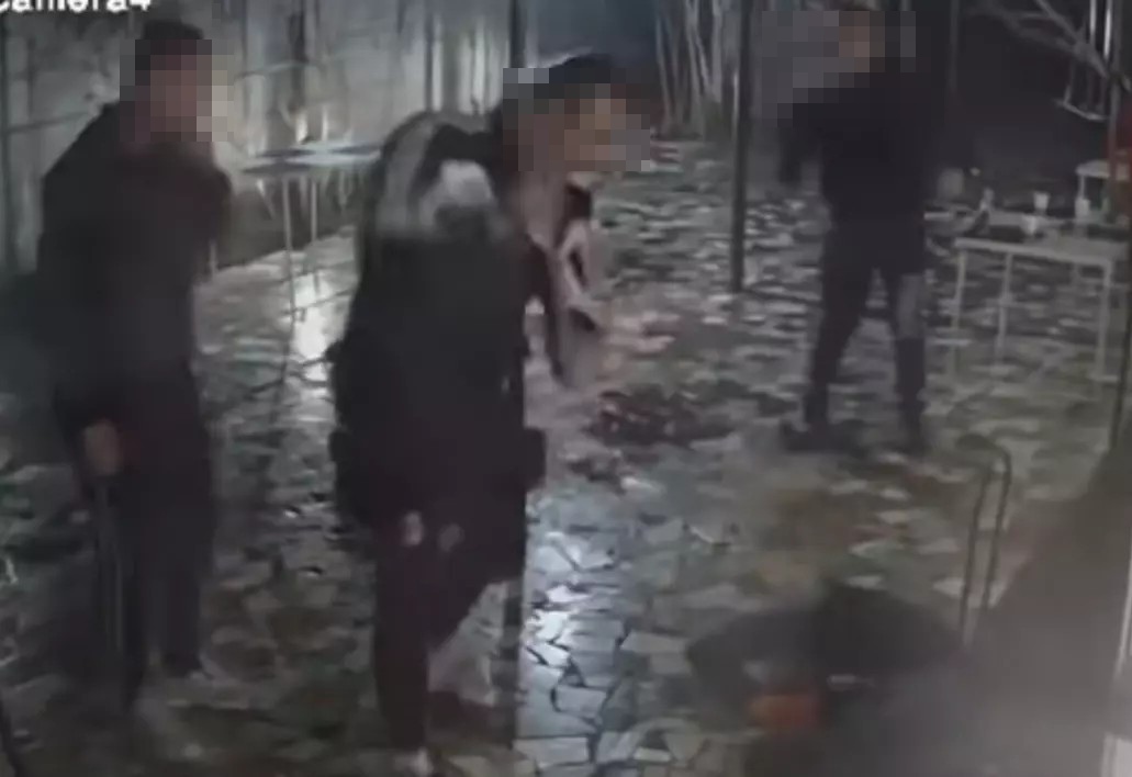 Bătaie de proporții la o terasă: Bărbat urmărit și amenințat cu un cuțit prin tot orașul 