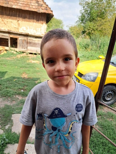 Un băiețel de 6 ani are nevoie urgent de ajutor pentru a învinge o boală cruntă