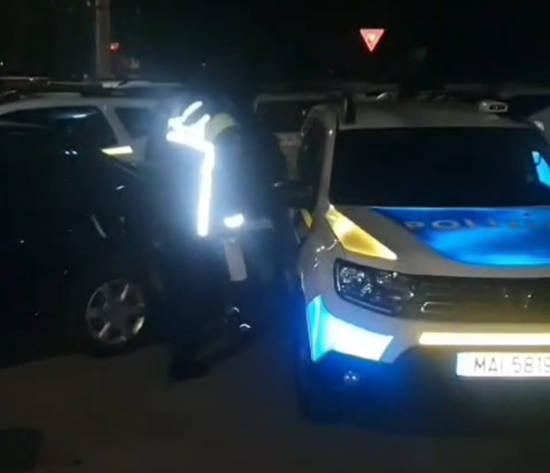 Tineri aduși în arestul Poliției Botoșani după ce au vandalizat mai multe mașini, printre ei și o fată