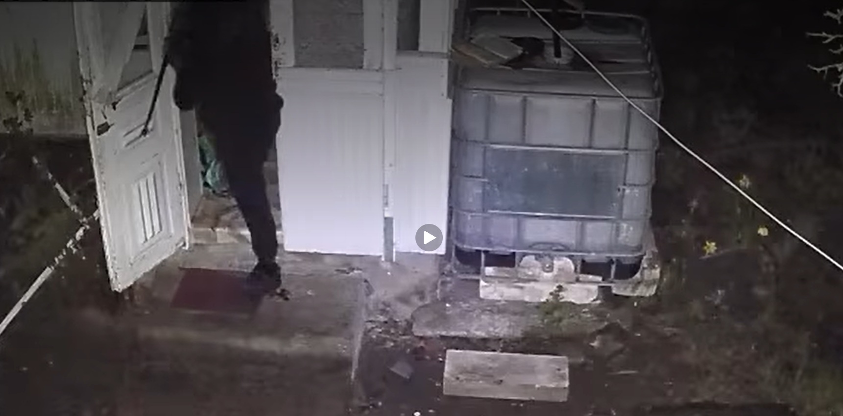 tineri arestati dupa ce au intrat peste un botosanean in casa