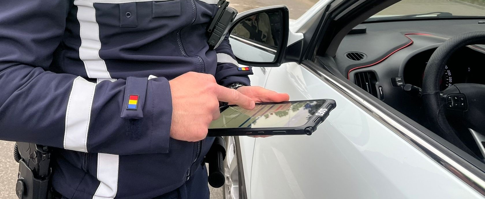 Tânăr oprit în trafic de polițiști: A dat de probleme după control