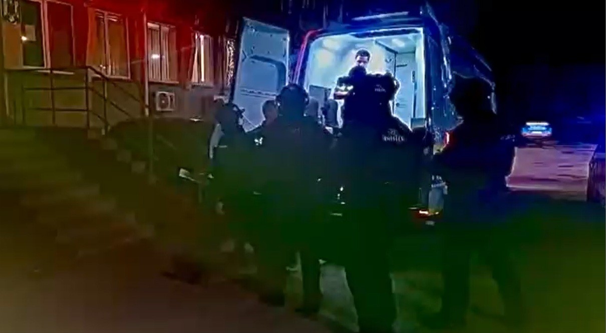 Tineri prinși în flagrant de polițiști: Bani mulți și un telefon furați dintr-o casă, din alta nu au luat nimic  – VIDEO