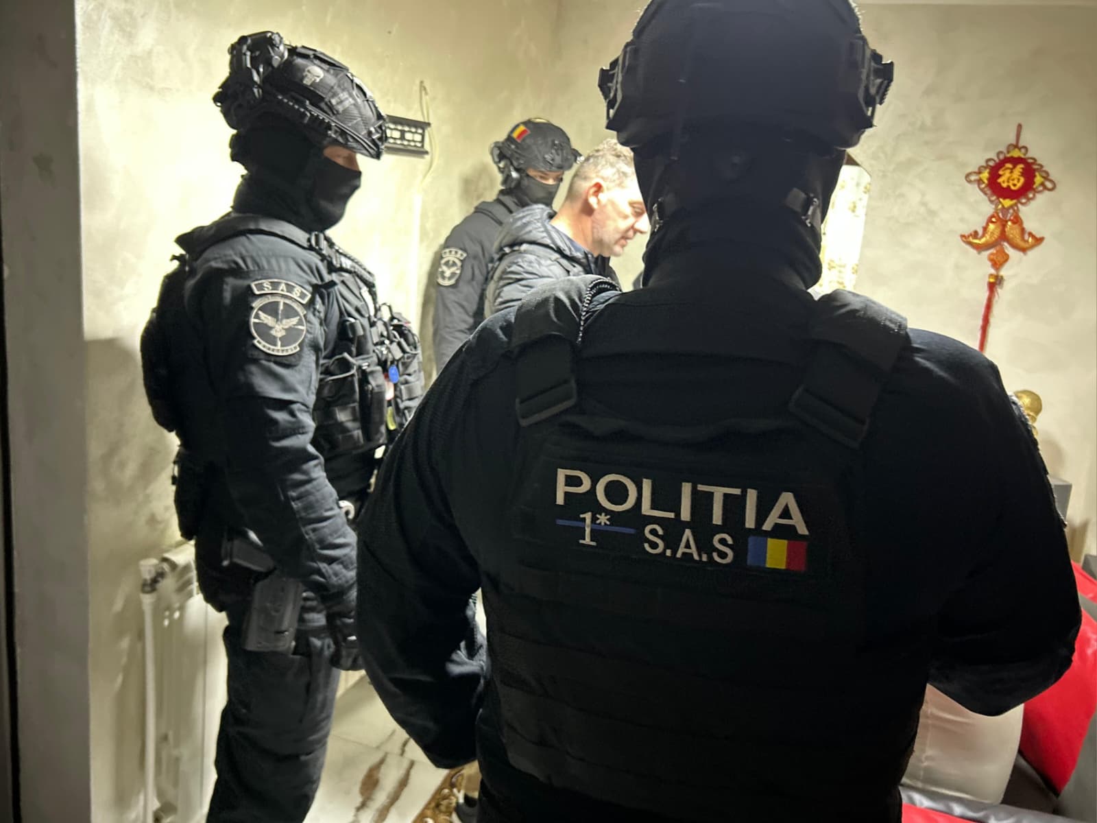tineri retinuti dupa perchezitii