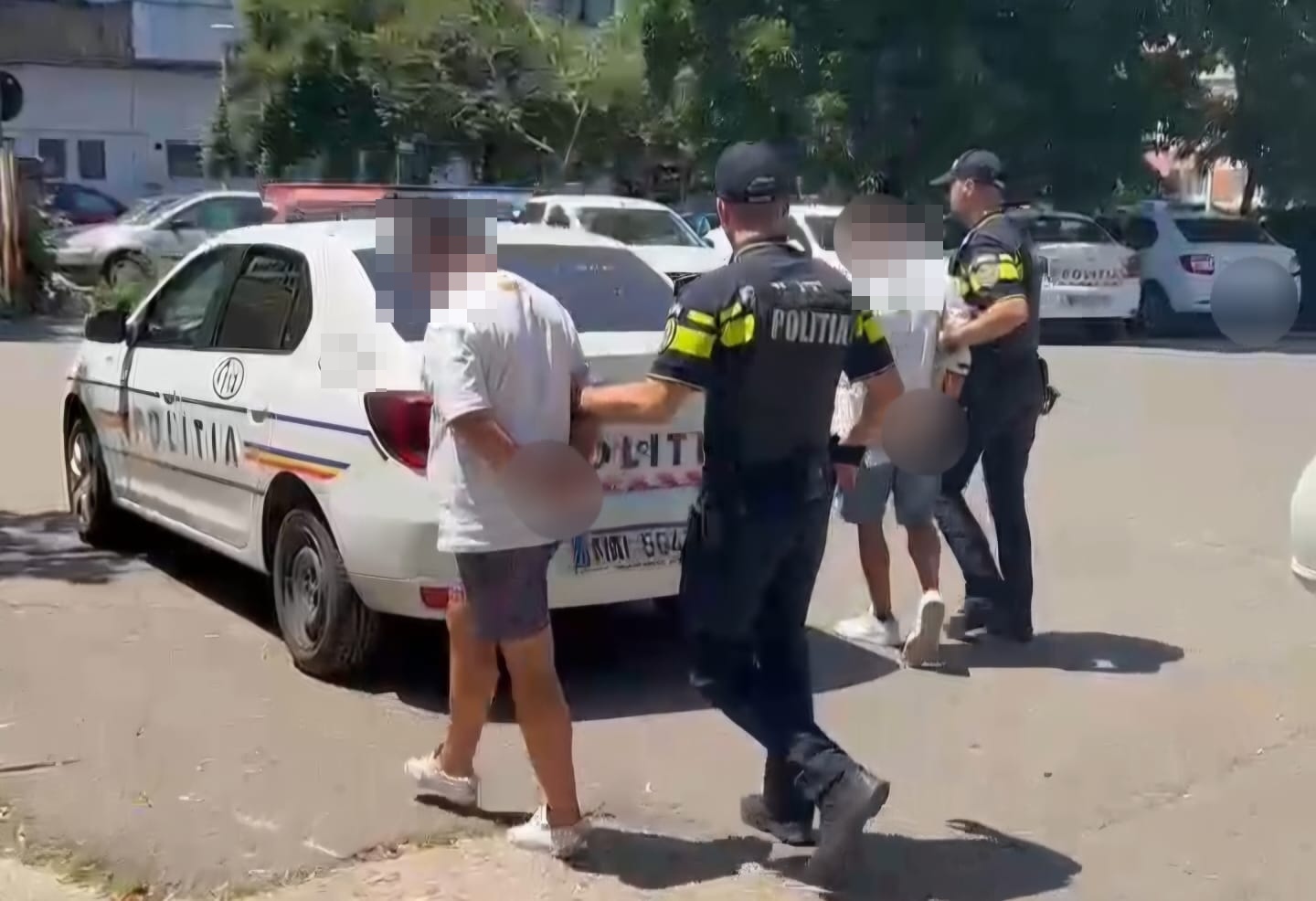 tineri retinuti de politisti.