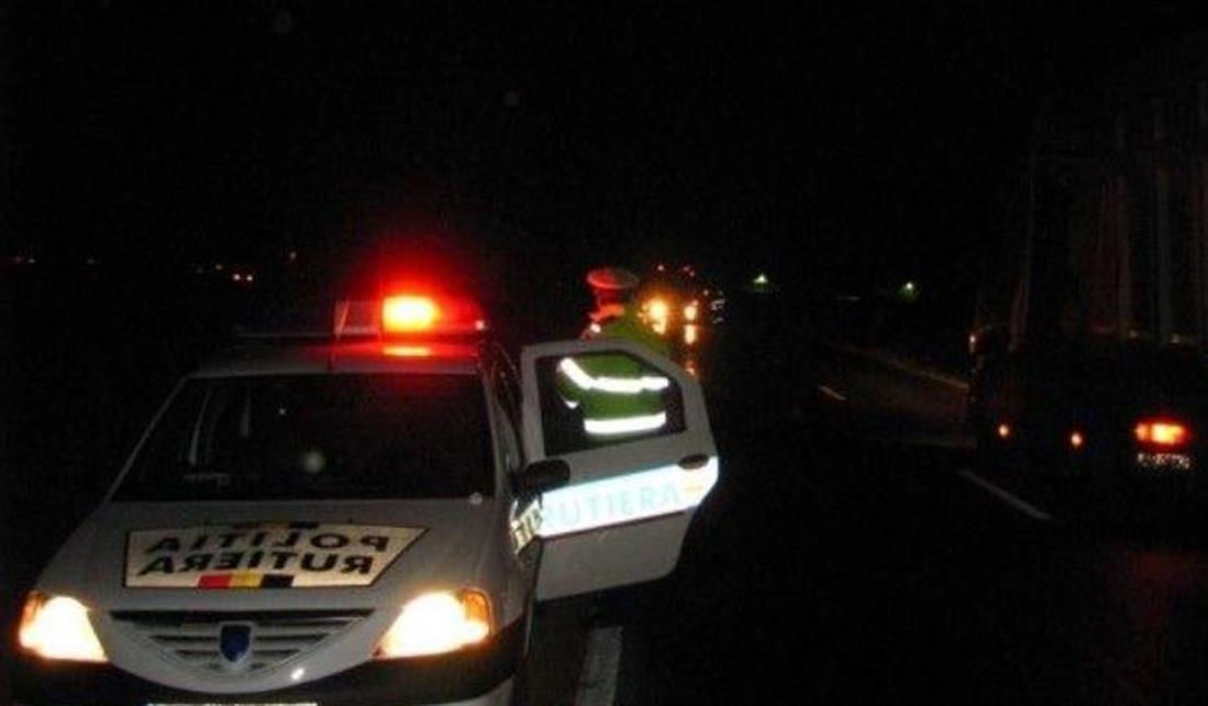  Gașcă de tineri oprită în miez de noapte de polițiști, „prostioare” găsite în buzunar  