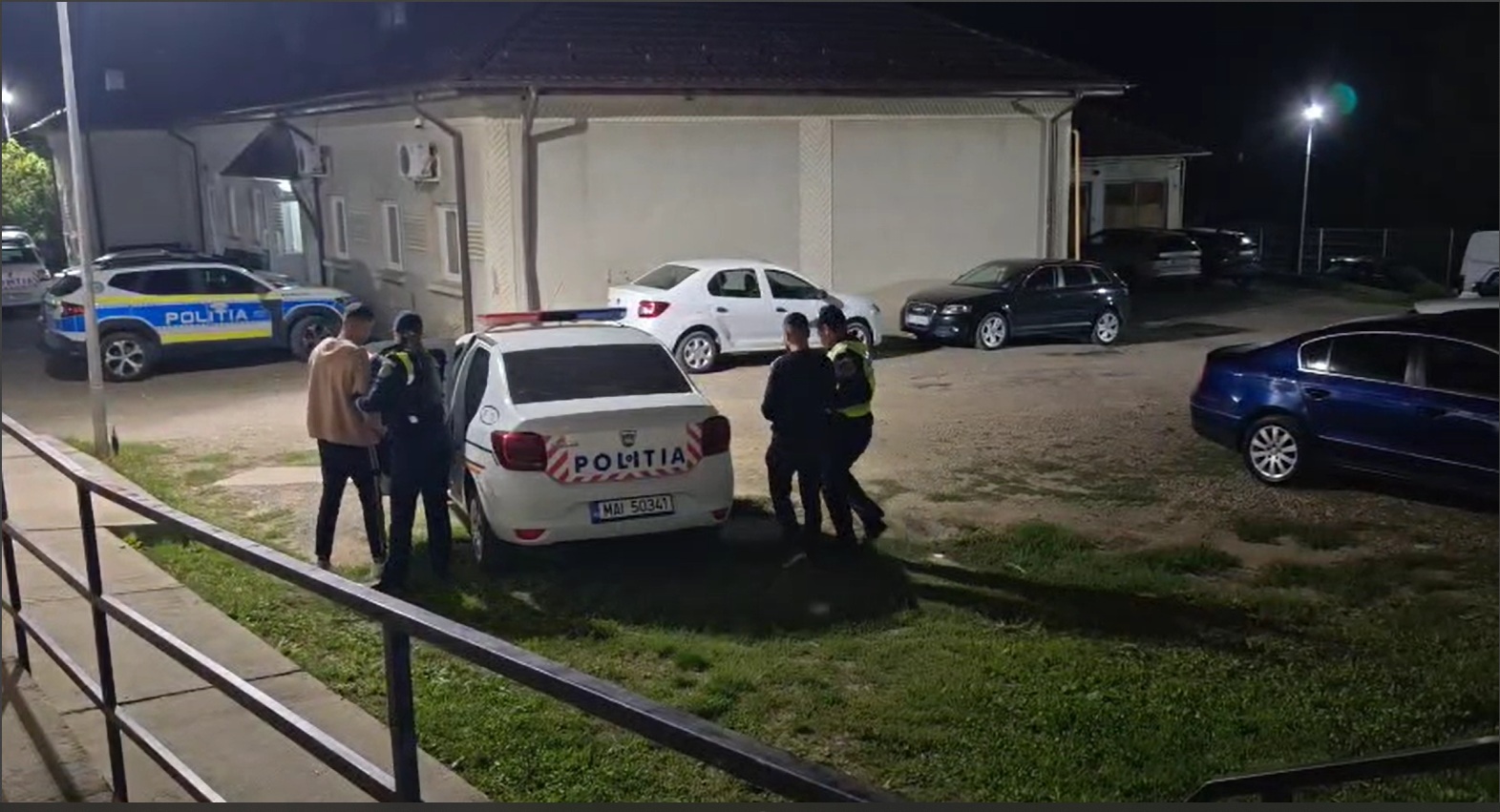 CINCI tineri reținuți după o bătaie în parc, spray lacrimogen și cuțit folosit de un bătăuș – VIDEO 