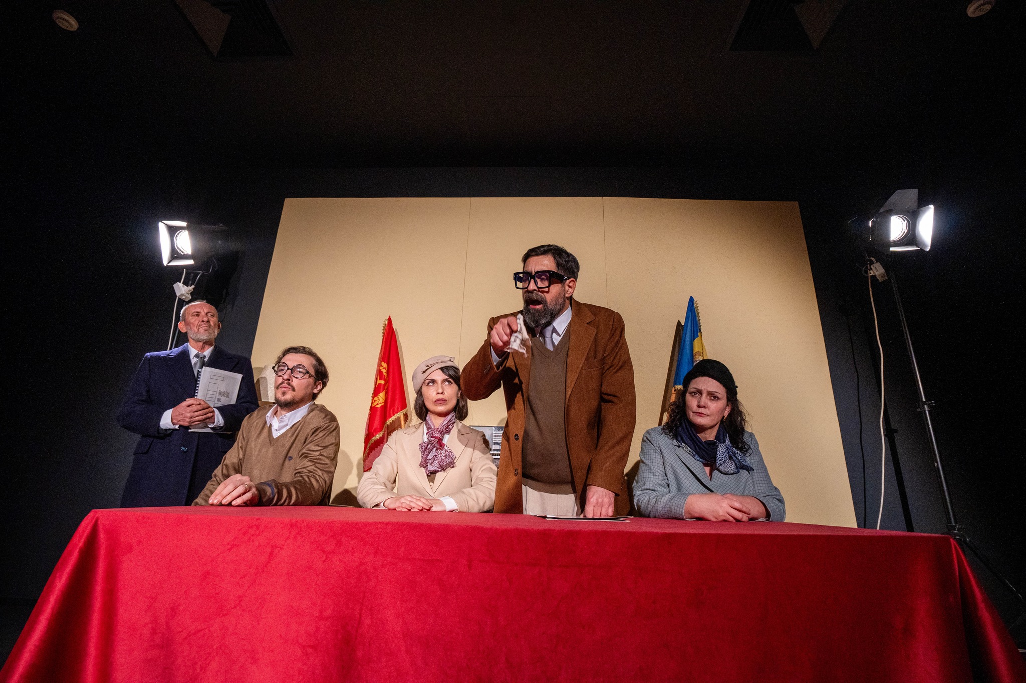 Tipografic majuscul pe scena de la Teatrul Mihai Eminescu