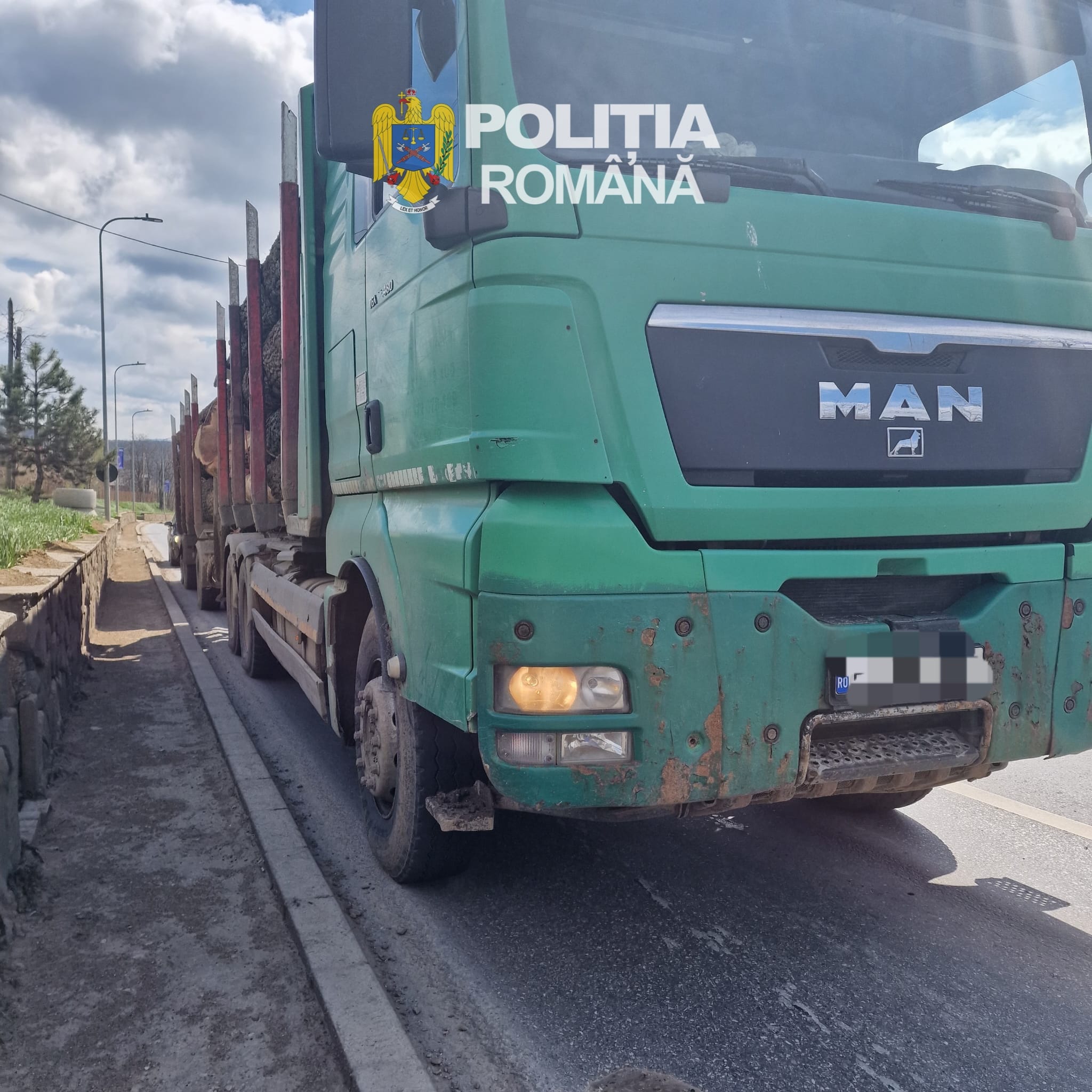 tir incarcat cu lemne